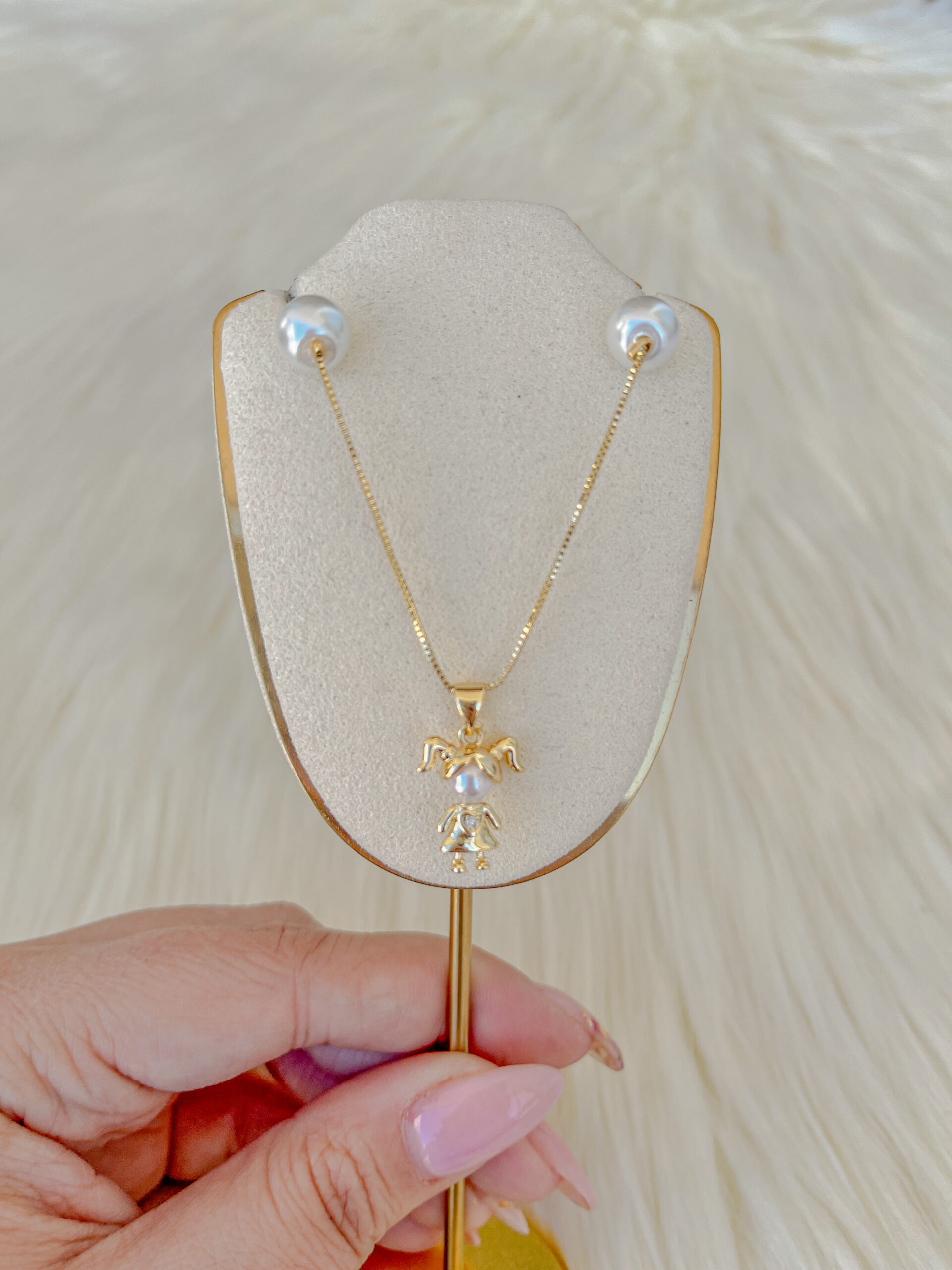 Cadena Perlas y niña