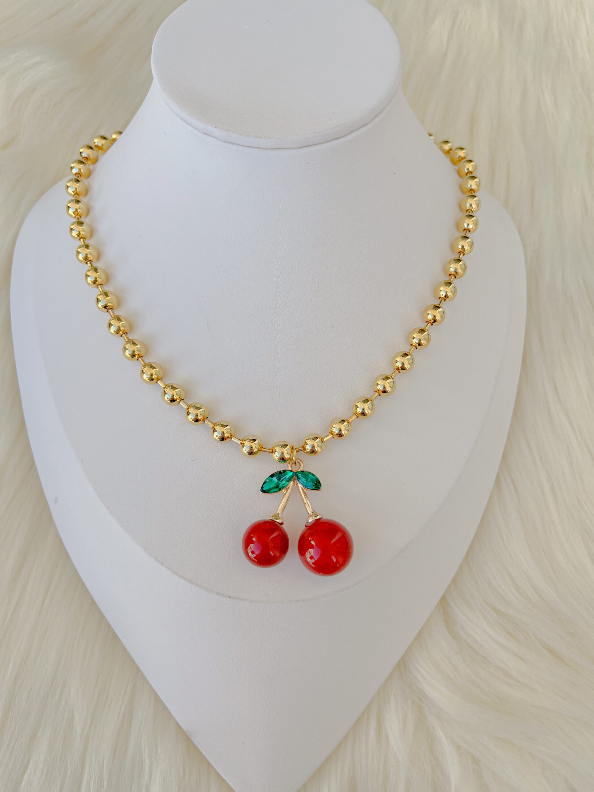 Cadena de cereza grande con verde